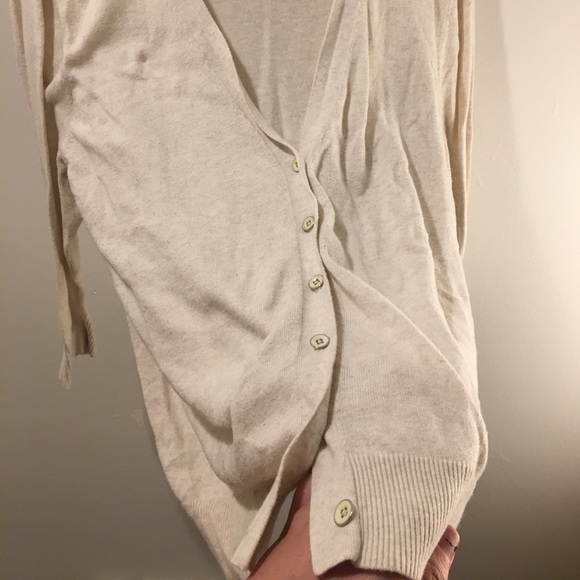 Cozy GAP Cream Cardigan 🍂 - Picture 3 of 4